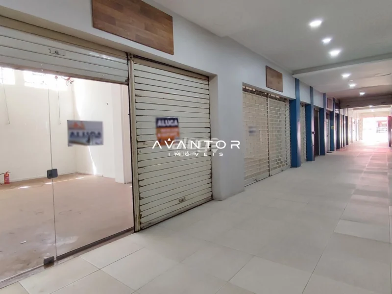 Corredor com lojas e portas de enrolar — Sala Comercial com 1 sala para alugar no Galeria Guaíba, em Centro, Santa Maria/RS
