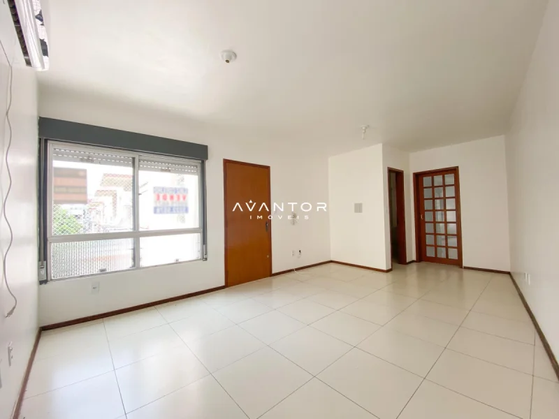 Sala de estar com janela e portas — Apartamento com 1 quarto à venda no Edifício Marselha, em Centro, Santa Maria/RS