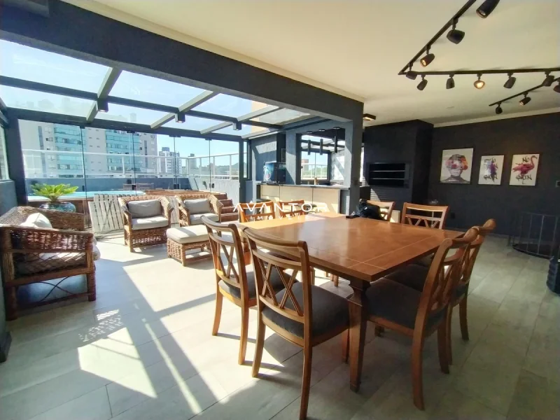 Sala de estar e jantar com sacada — Cobertura com 3 quartos à venda no Village Mondrian, em Centro, Santa Maria/RS