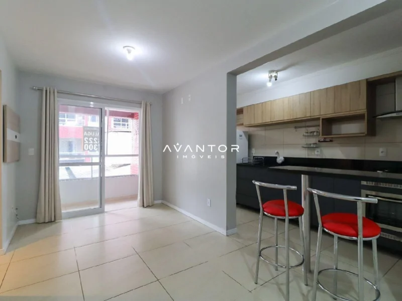 Cozinha integrada à sala com bancada — Apartamento à venda no Residencial Cruzeiro do Sul, em Centro, Santa Maria/RS