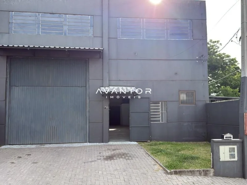 Fachada do prédio com garagem e entrada — Pavilhão com 1 sala para alugar em Nossa Senhora de Lourdes, Santa Maria/RS