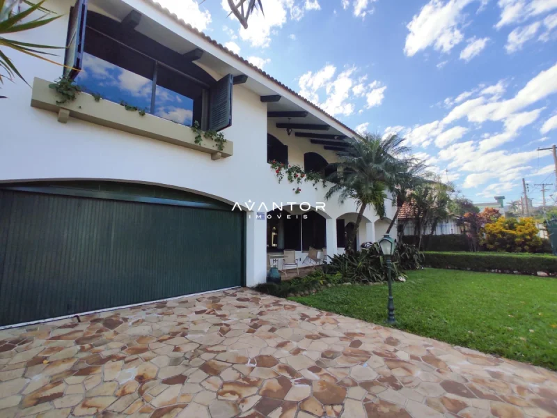 Fachada da casa com garagem e pátio — Casa com 6 quartos à venda e para alugar em Nossa Senhora de Lourdes, Santa Maria/RS