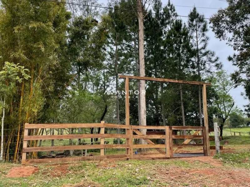 Portão de madeira em área externa — Campo à venda e para alugar em Pains, Santa Maria/RS
