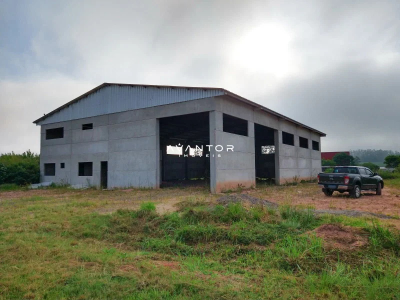 Fachada do imóvel com estrutura em construção — Pavilhão com 1 sala à venda e para alugar em São José, Santa Maria/RS