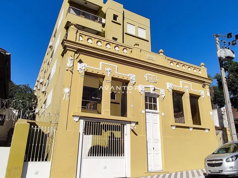 Fachada da casa em estilo colonial — Apartamento à venda no Residencial Santiago Maior, em Centro, Santa Maria/RS