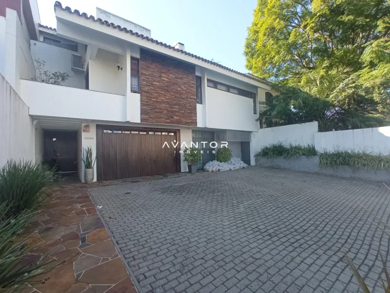 Fachada da casa com garagem — Sala Comercial com 3 salas para alugar em Nossa Senhora Medianeira, Santa Maria/RS
