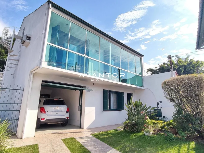 Fachada da casa com garagem e sacada — Casa com 3 quartos à venda e para alugar em Centro, Santa Maria/RS