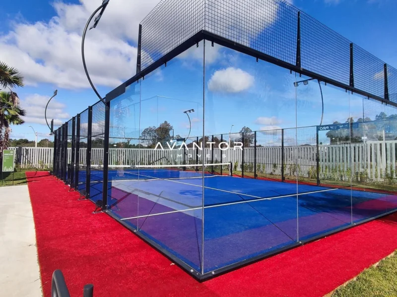 Quadra de padel com revestimento em tapete vermelho — Terreno à venda no CASAVIVA, em Camobi, Santa Maria/RS