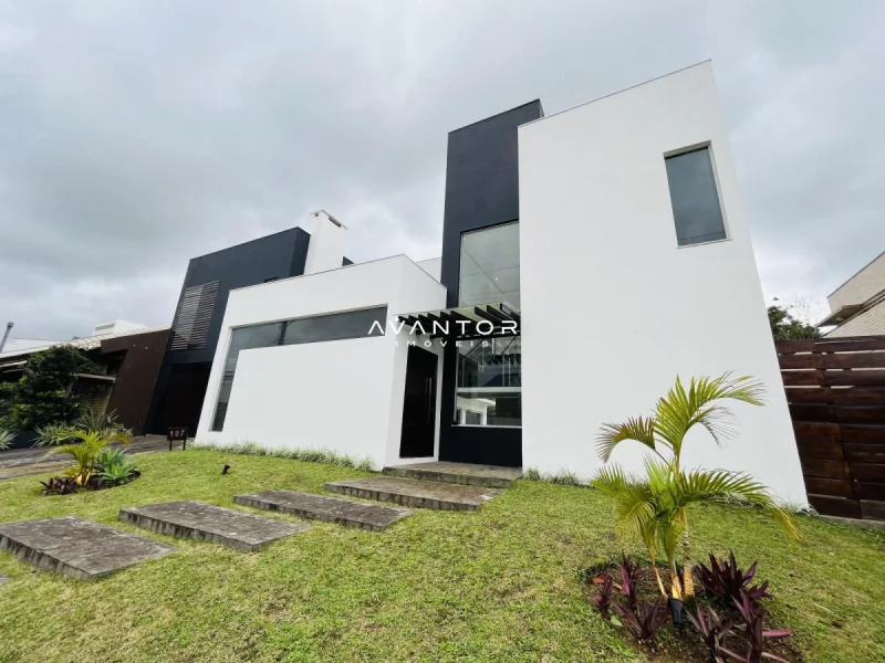 Fachada da casa com jardim — Casa com 4 quartos à venda no Condomínio Sociedade de Medicina, em Camobi, Santa Maria/RS