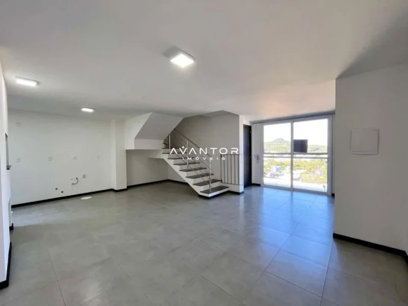 Sala de estar com escada e sacada — Apartamento à venda no Residencial Maximus, em Nossa Senhora de Lourdes, Santa Maria/RS