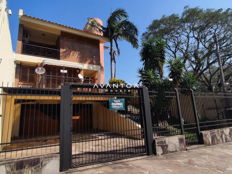 Fachada da casa com garagem — Casa com 4 quartos à venda em Carolina, Santa Maria/RS