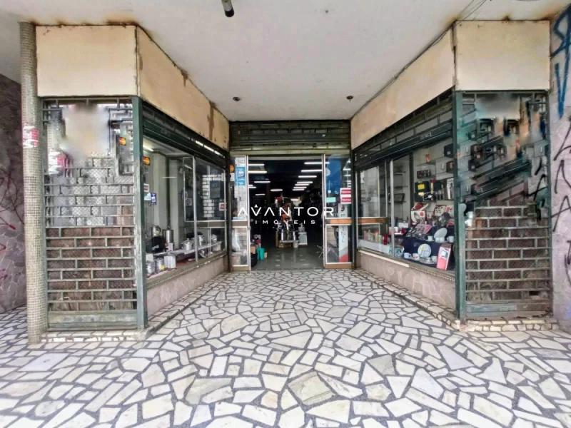 Hall de entrada com vitrines de lojas — Loja com 5 salas para alugar em Centro, Santa Maria/RS