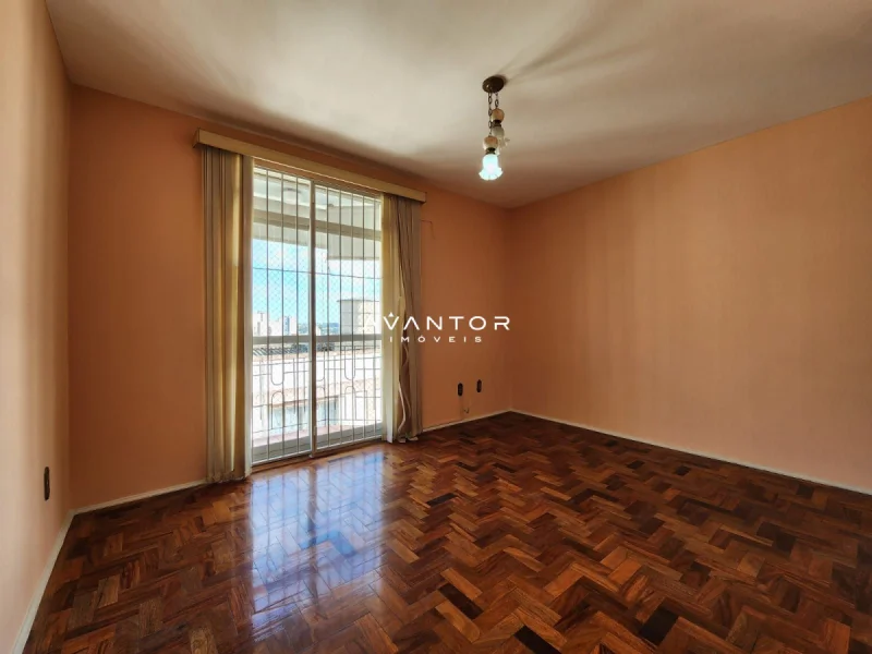 Dormitório com sacada e piso de madeira — Apartamento com 2 quartos à venda no Edifício Noruega, em Centro, Santa Maria/RS
