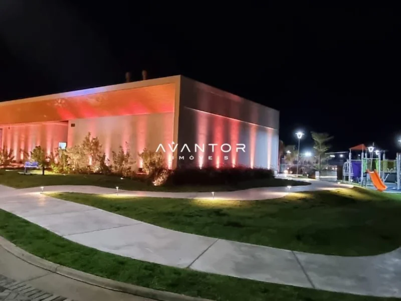 Fachada do empreendimento com iluminação noturna — Terreno à venda no CASAVIVA, em Camobi, Santa Maria/RS