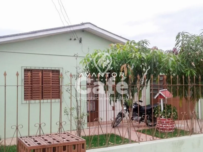 Fachada da casa com pátio — Casa com 3 quartos à venda em Pinheiro Machado, Santa Maria/RS