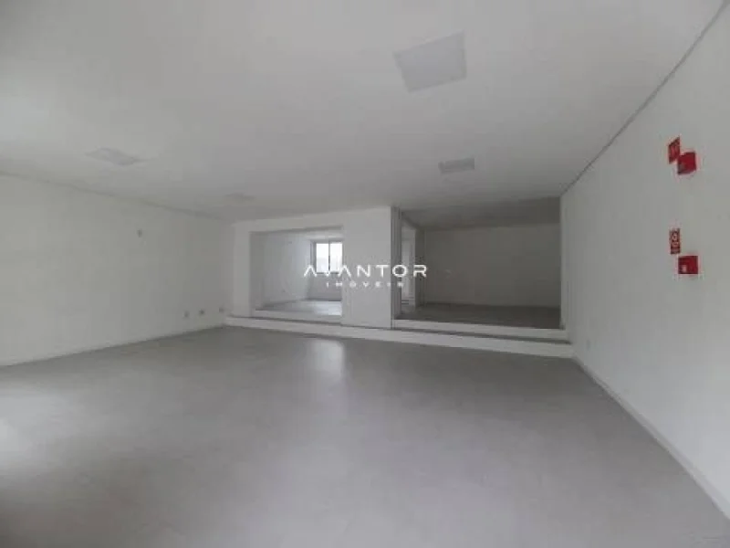 Sala integrada com piso cinzento — Loja com 1 sala à venda e para alugar no Aldeia do Parque, em Centro, Santa Maria/RS