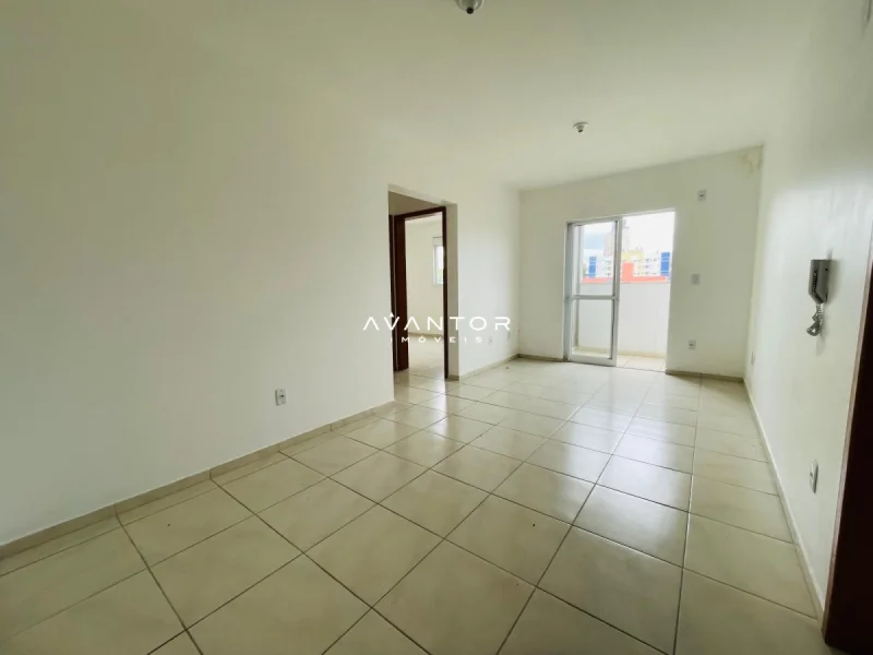 Sala de estar com sacada e acesso integrado — Apartamento à venda no Residencial São José I, Santa Maria