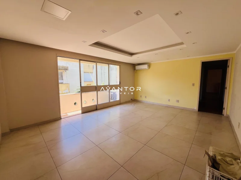 Sala com sacada e piso em cerâmica — Apartamento com 3 quartos à venda no Residencial Bourbon, em Centro, Santa Maria/RS