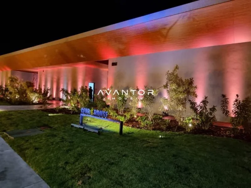Fachada da casa iluminada à noite — Terreno à venda no CASAVIVA, em Camobi, Santa Maria/RS