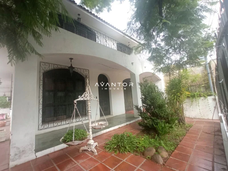 Fachada da casa com pátio — Casa Comercial com 4 salas para alugar em Centro, Santa Maria/RS