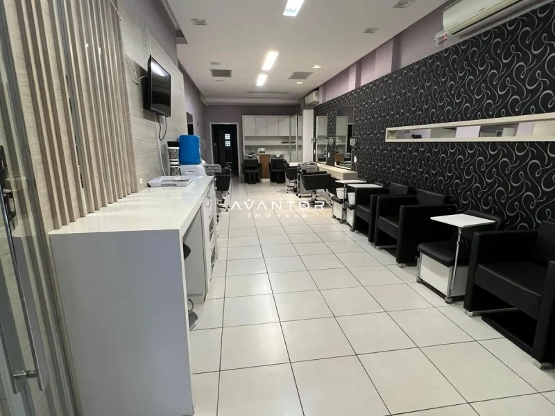 Salão comercial com recepção e poltronas — Sala Comercial com 5 salas para alugar em Centro, Santa Maria/RS