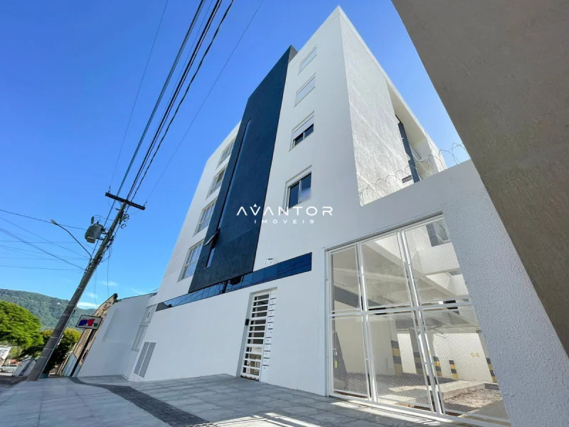 Fachada do prédio com entrada frontal — Apartamento à venda no Residencial Dona Nilza, Santa Maria