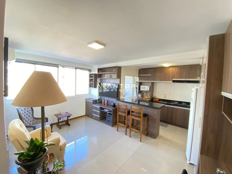 Sala integrada à cozinha com bancada — Apartamento à venda no Residencial Dulce Fração, Santa Maria