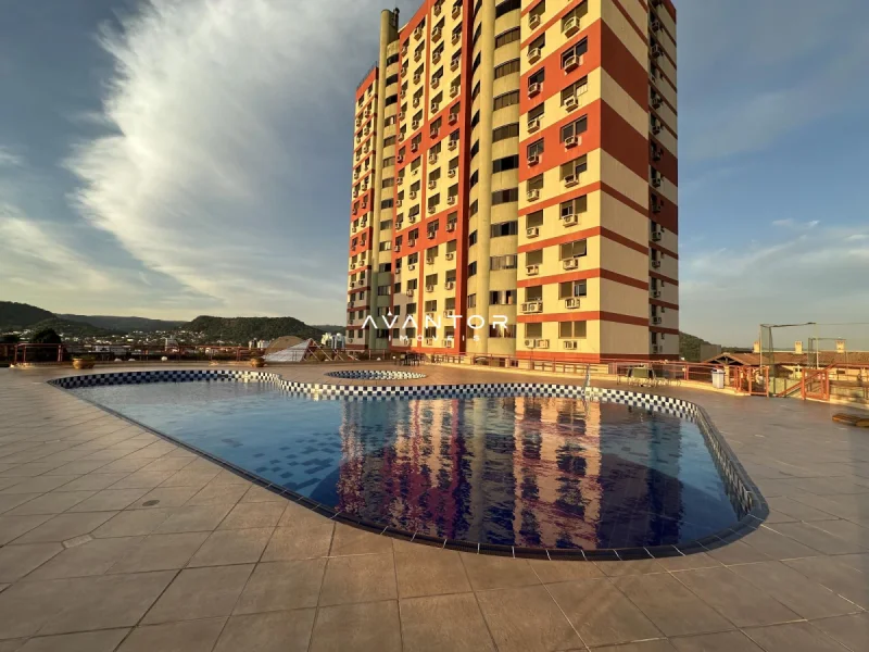 Fachada do prédio com piscina — Cobertura à venda no Residencial Royal Plazza, em Nossa Senhora das Dores, Santa Maria/RS