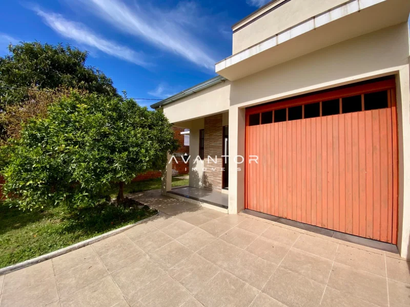 Fachada da casa com garagem — Casa com 2 quartos à venda em Pinheiro Machado, Santa Maria/RS