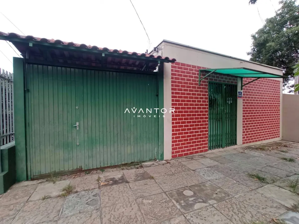 Fachada da casa com garagem — Casa Comercial com 4 salas para alugar em Patronato, Santa Maria/RS