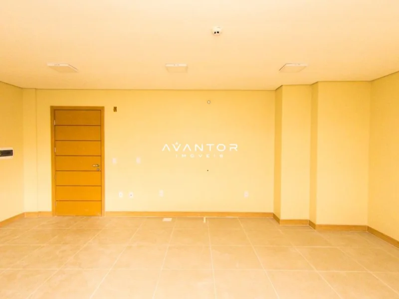 Sala com piso em cerâmica e porta de entrada — Sala Comercial à venda no Residencial Espírito Santo, em Centro, Santa Maria