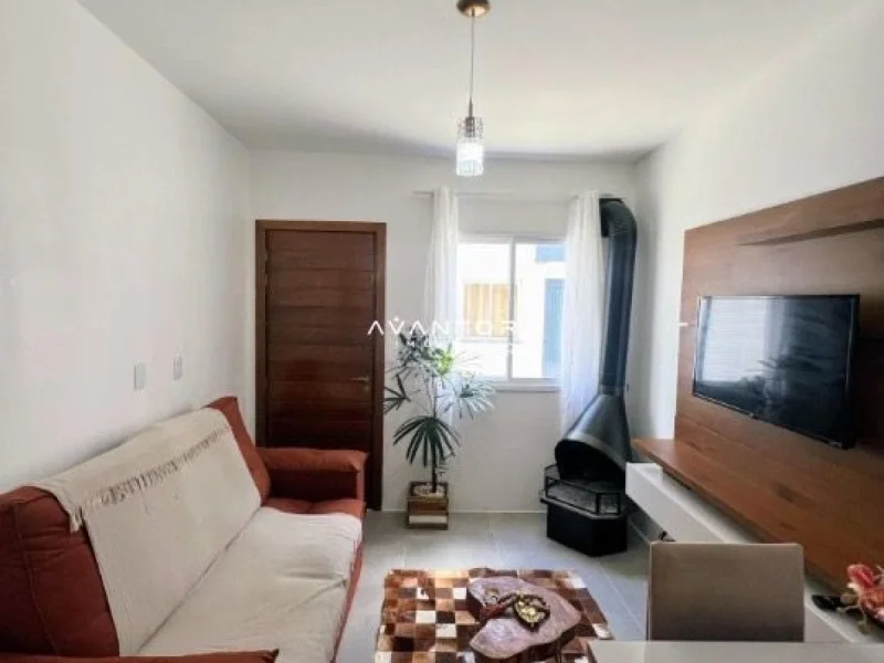 Sala de estar com sacada e TV — Casa com 2 quartos à venda no Novo Valle, em Tomazetti, Santa Maria/RS