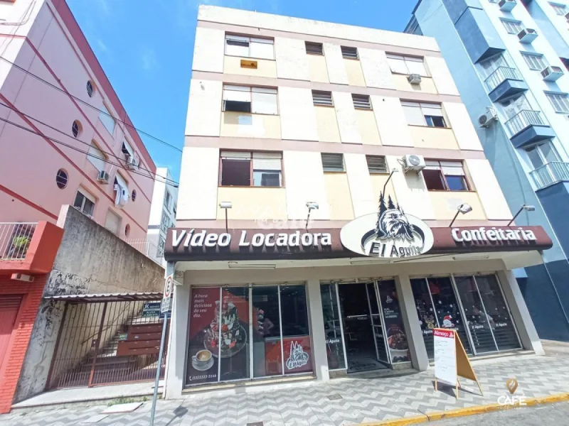 Fachada do prédio com comércios na base — Apartamento à venda no Edifício Américo Souza, em Centro, Santa Maria/RS