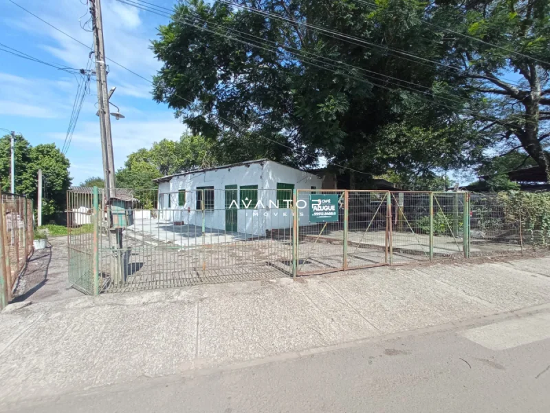 Fachada da casa com portão e pátio — Loja com 2 salas à venda e para alugar em Juscelino Kubitschek, Santa Maria/RS