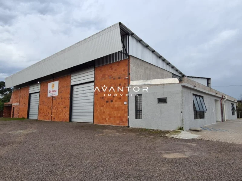 Fachada de galpão com portas de garagem — Pavilhão com 1 sala para alugar em Cerrito, Santa Maria/RS