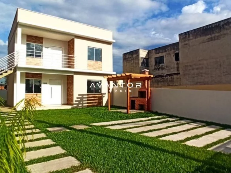 Fachada da casa com pátio — Apartamento com 2 quartos à venda em São João, Santa Maria/RS