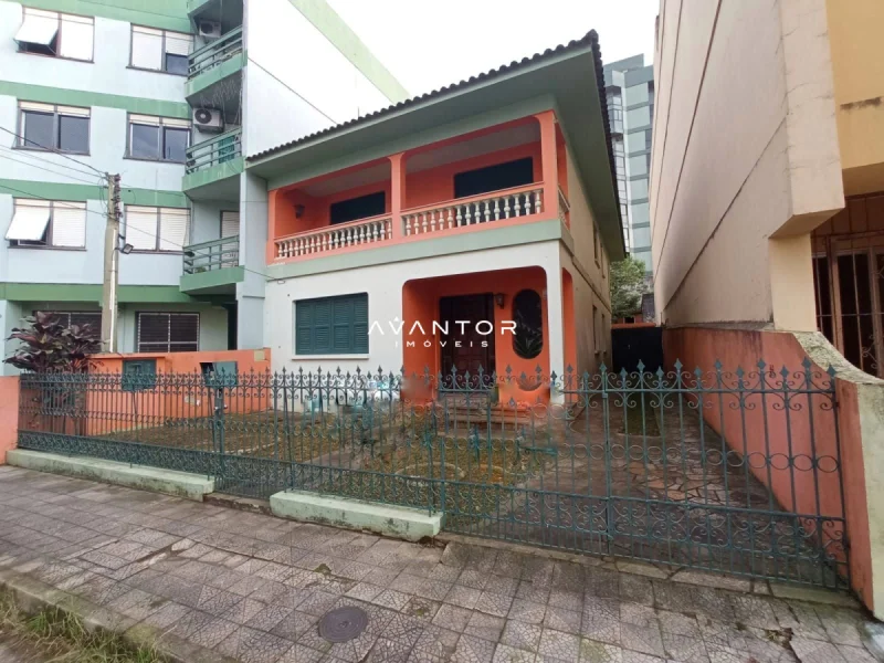 Fachada da casa com sacada — Casa com 4 quartos à venda e para alugar em Nossa Senhora de Fátima, Santa Maria/RS