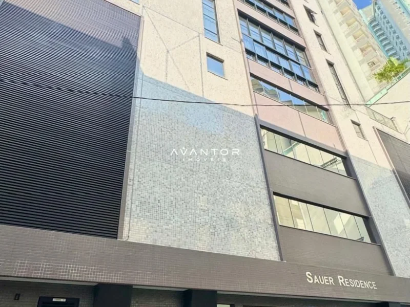 Fachada do prédio com entrada principal — Apartamento à venda no Sauer Residence, em Centro, Balneário Camboriú/SC