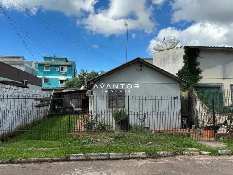 Fachada da casa com portão — Casa com 3 quartos à venda em Camobi, Santa Maria/RS