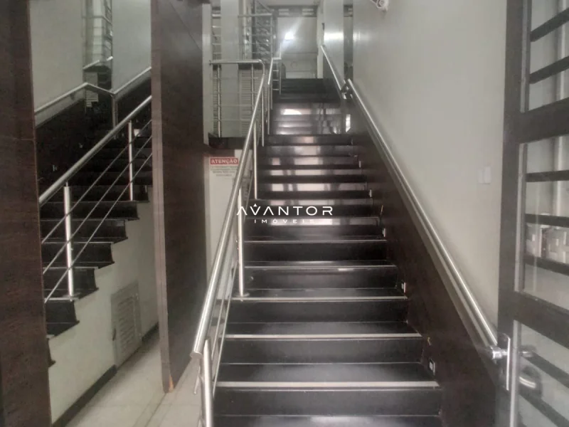 Escada de acesso com corrimão metálico — Sala Comercial para alugar no Edifício Marilene, em Centro, Santa Maria/RS