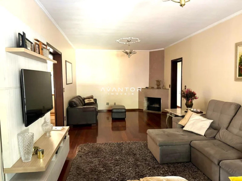 Sala de estar com lareira e televisão — Apartamento à venda e para alugar em Nossa Senhora do Rosário, Santa Maria/RS