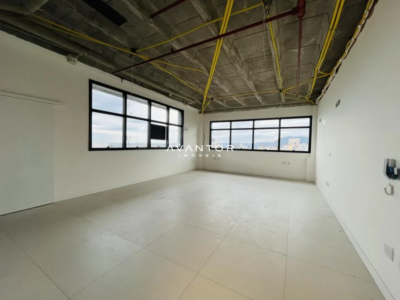 Ambiente interno com grandes janelas e vista — Sala Comercial à venda e para alugar no Comercial Prime, Santa Maria