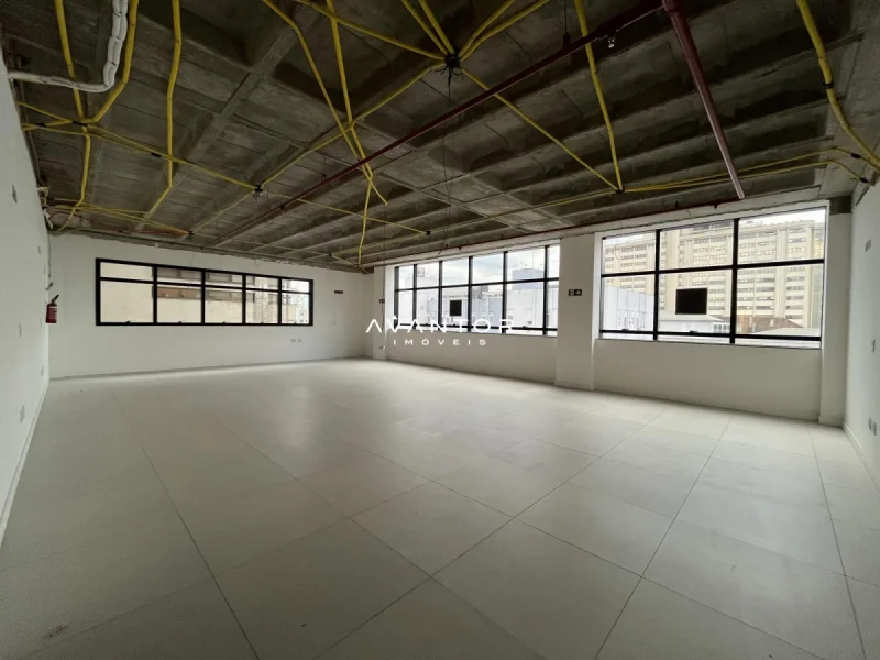 Salão comercial com pé direito alto — Sala Comercial à venda e para alugar no Comercial Prime, em Centro, Santa Maria/RS