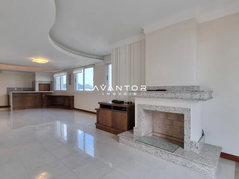 Sala de estar com lareira e teto curvo — Apartamento à venda no Villavicencia, em Nossa Senhora de Lourdes, Santa Maria/RS