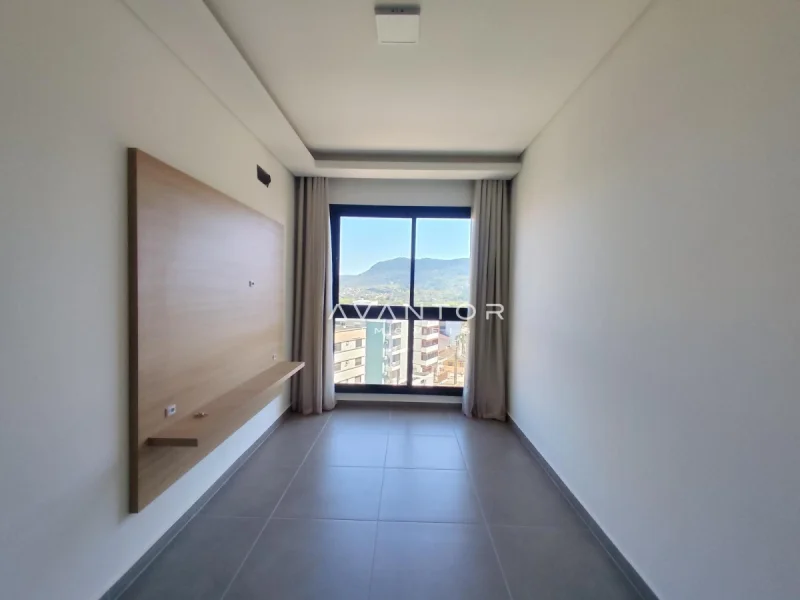 Dormitório com sacada e vista para montanha — Apartamento para alugar no Residencial Vétraz, Santa Maria