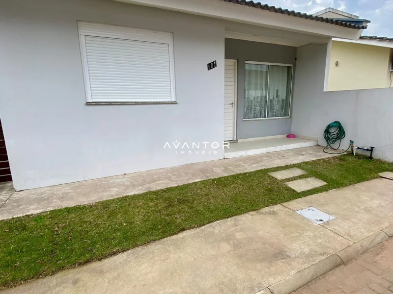 Fachada da casa com pátio e área verde — Casa de Condomínio à venda no Condomínio Residencial Dona Iolanda, Santa Maria