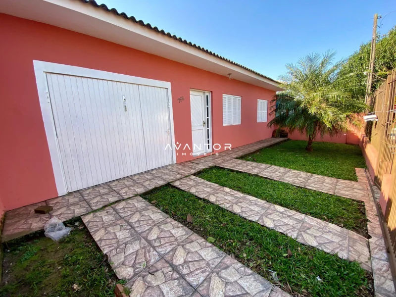 Fachada da casa com garagem e pátio — Casa com 3 quartos à venda em Pinheiro Machado, Santa Maria/RS