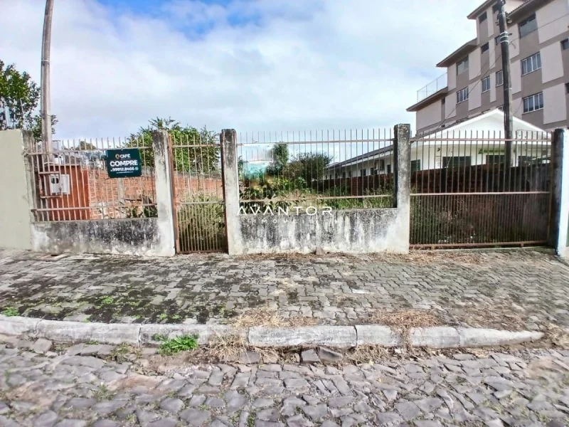 Fachada do terreno com portão — Terreno à venda e para alugar em Passo D'Areia, Santa Maria/RS