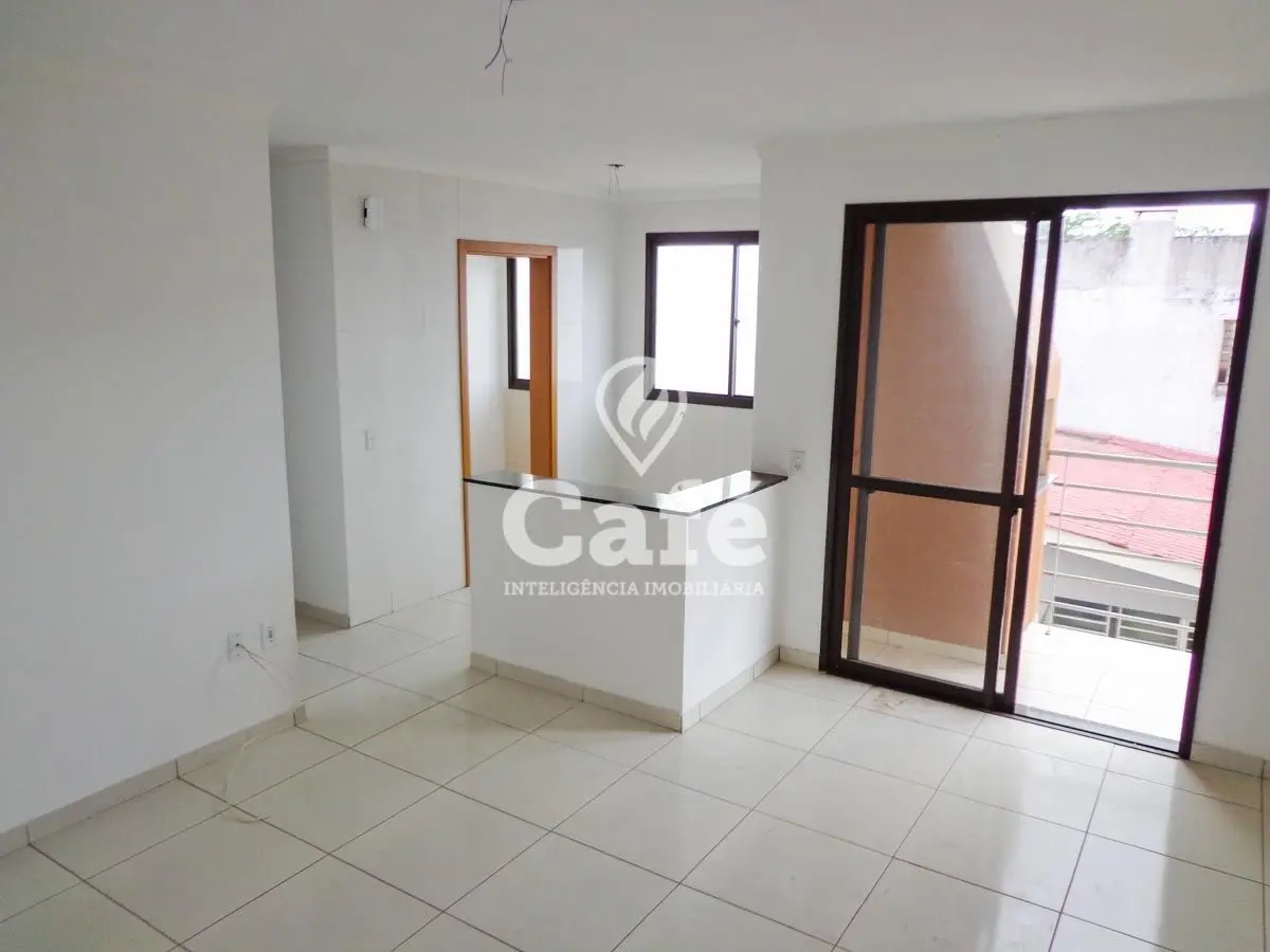 Sala com cozinha integrada e sacada — Apartamento à venda e para alugar no Residencial Bem Morar, Santa Maria