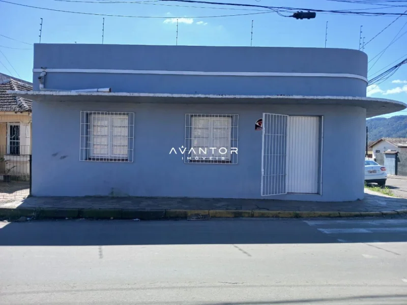 Fachada da casa com três janelas — Casa Comercial com 4 salas para alugar em Carolina, Santa Maria/RS